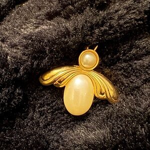 Elegant Gold and Pearl Brooch